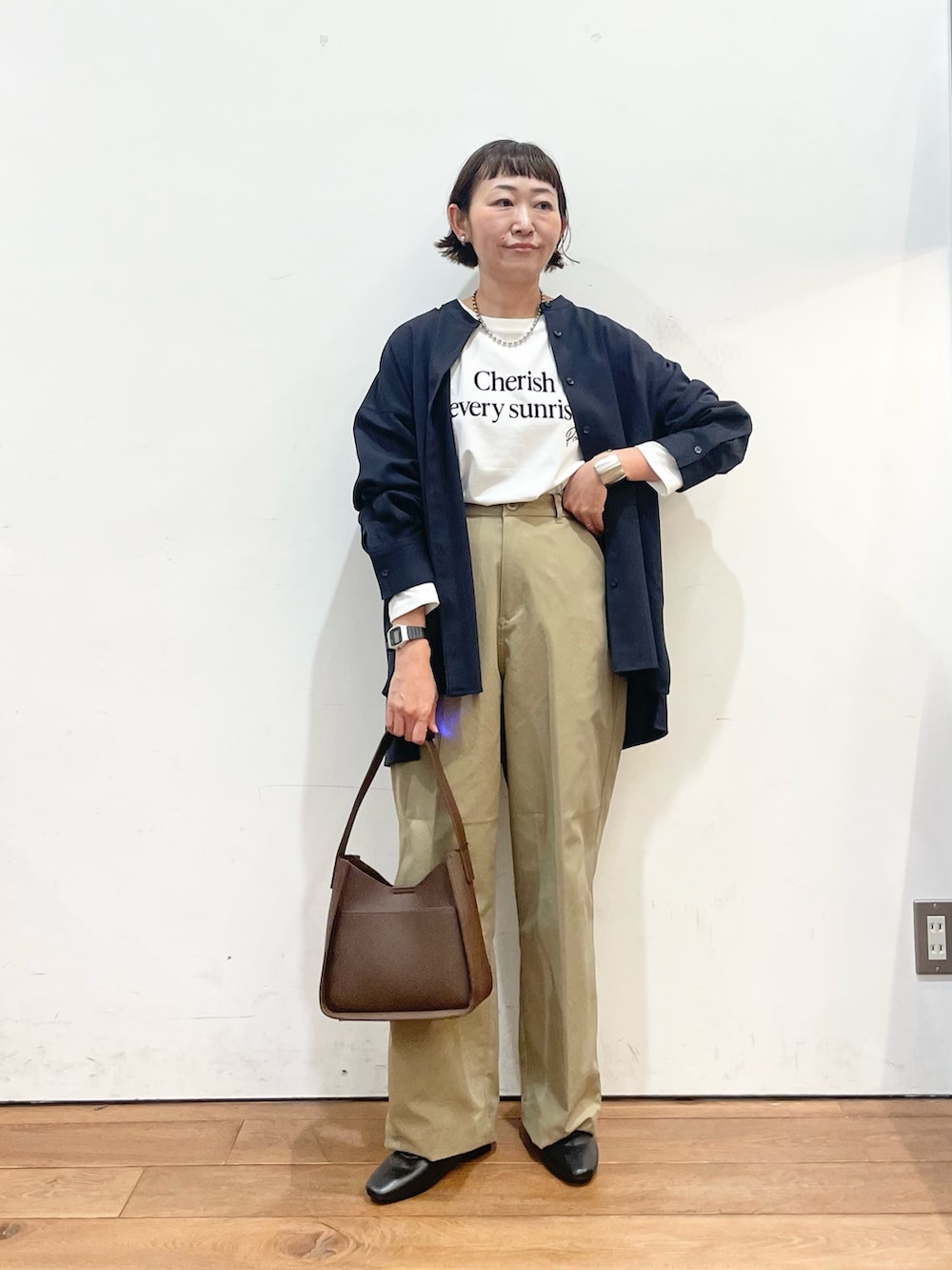 ホワイト系のTシャツ/カットソー、グレー系のシャツ/ブラウス、ベージュ系のその他パンツを着用したレディースの秋コーディネートの3枚目の写真