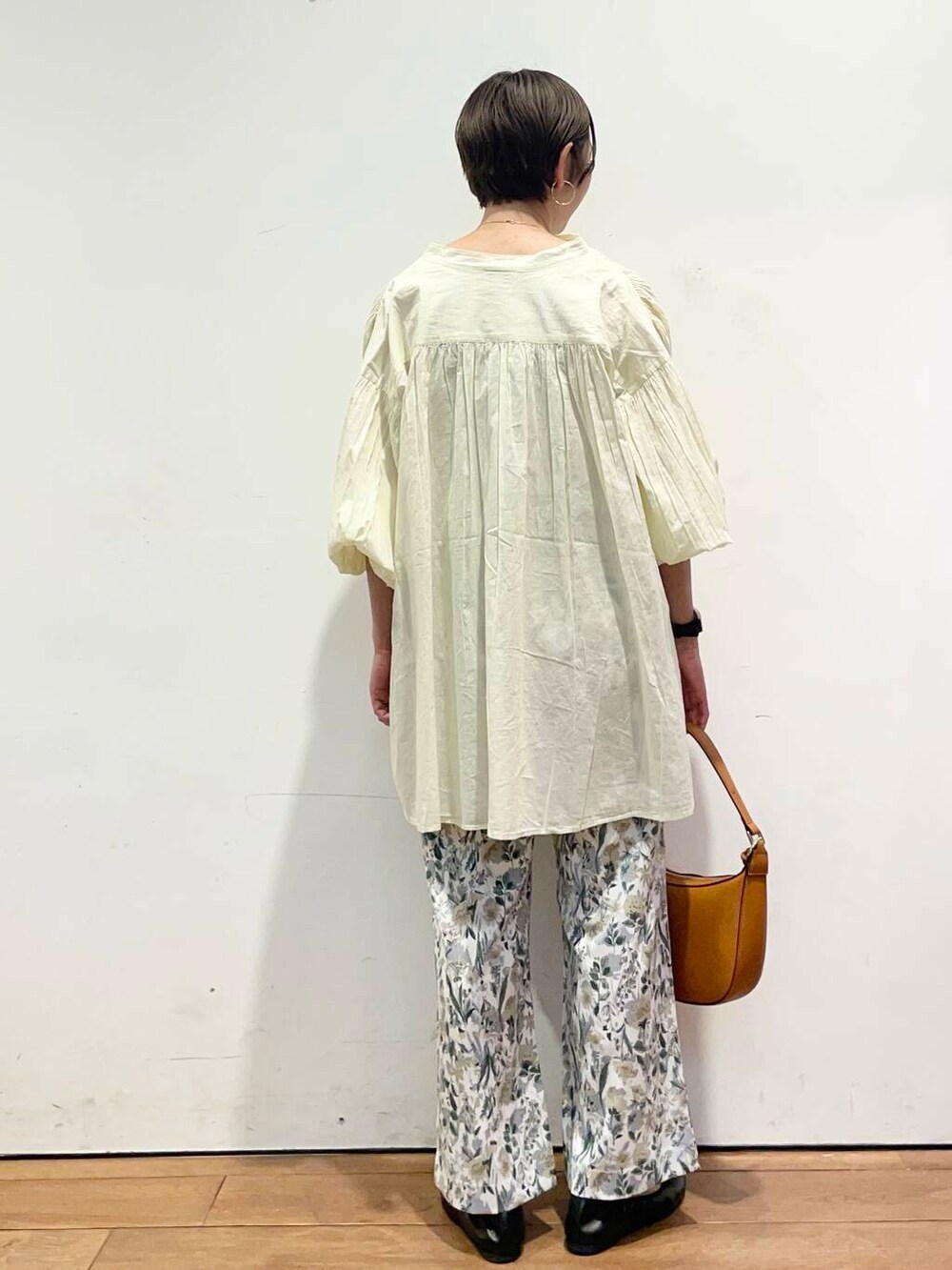 イエロー系のハンドバッグ、ベージュ系のその他パンツ、イエロー系のシャツ/ブラウスを着用したレディースの春コーディネートの5枚目の写真