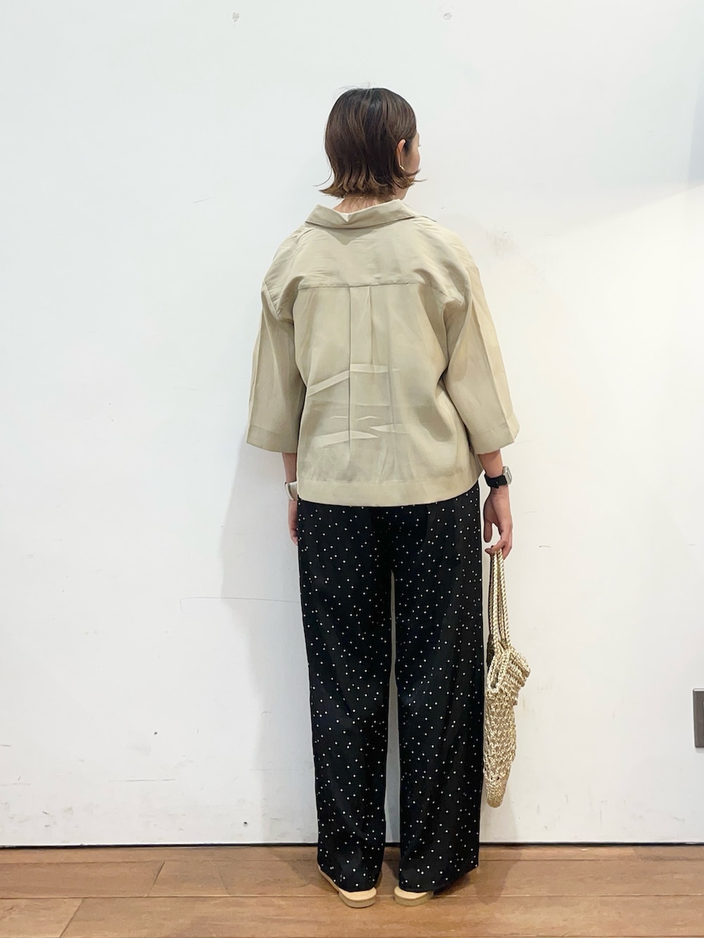 ベージュ系のシャツ/ブラウス、その他のTシャツ/カットソー、ブラック系のその他パンツを着用したレディースの夏コーディネートの5枚目の写真