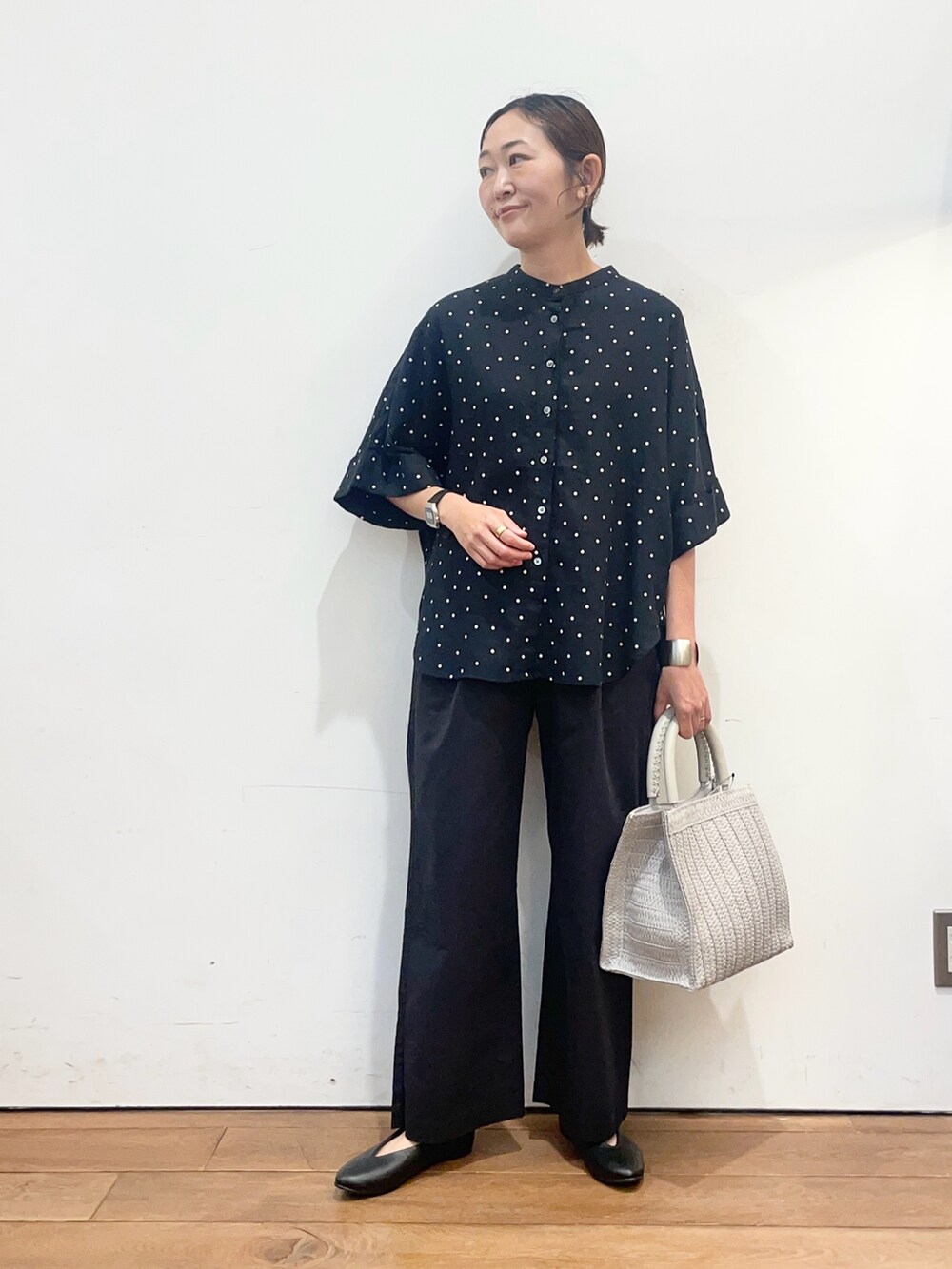 ブラック系のシャツ/ブラウス、ブラック系のその他パンツ、グレー系のハンドバッグを着用したレディースの春コーディネートの2枚目の写真