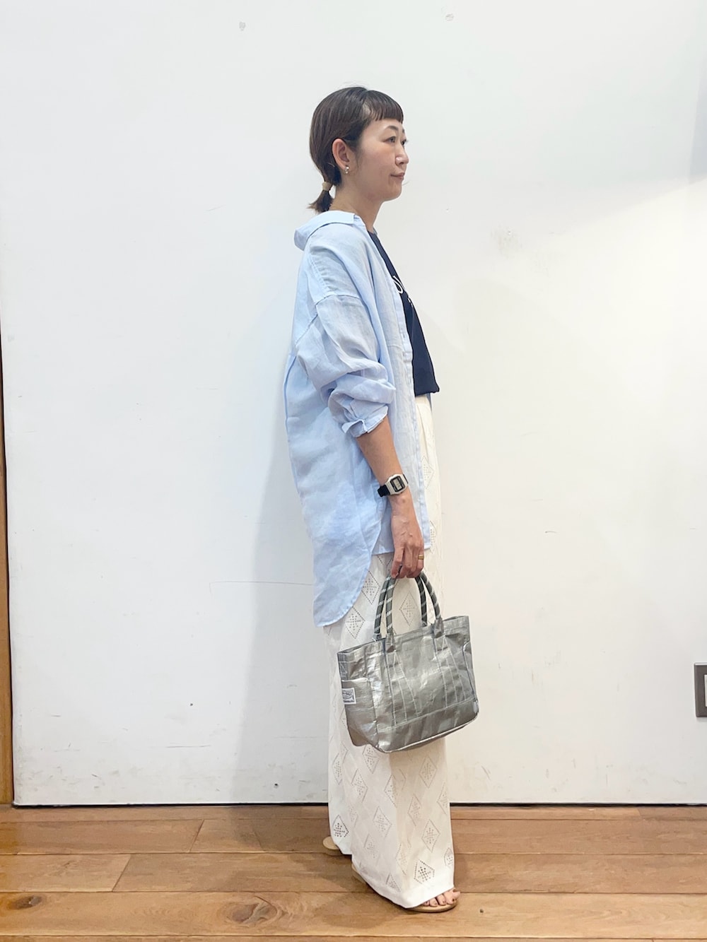 ブルー系のTシャツ/カットソー、ブルー系のシャツ/ブラウス、シルバー系のショルダーバッグを着用したレディースの夏コーディネートの4枚目の写真
