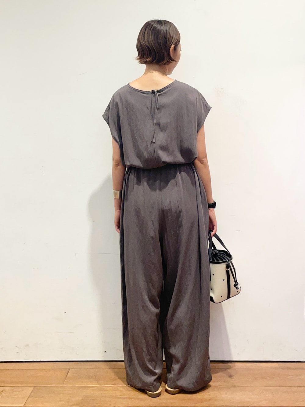 「シンプルスタイル、アーバンリサーチドアーズ、アーバンリサーチドアーズウィメンズ、URBAN RESEARCH DOORS、URBAN RESEARCH DOORS WOMENS、ママコーデ、きれいめカジュアル、オールインワン、秋コーデ、st2508」｜「PLAKTONの『別注』PLAKTON×DOORS　フラットサンダル（サンダル、ブラック系）」を使った、ちばななこさん（レディース・154cm）の夏コーディネートの5枚目の写真