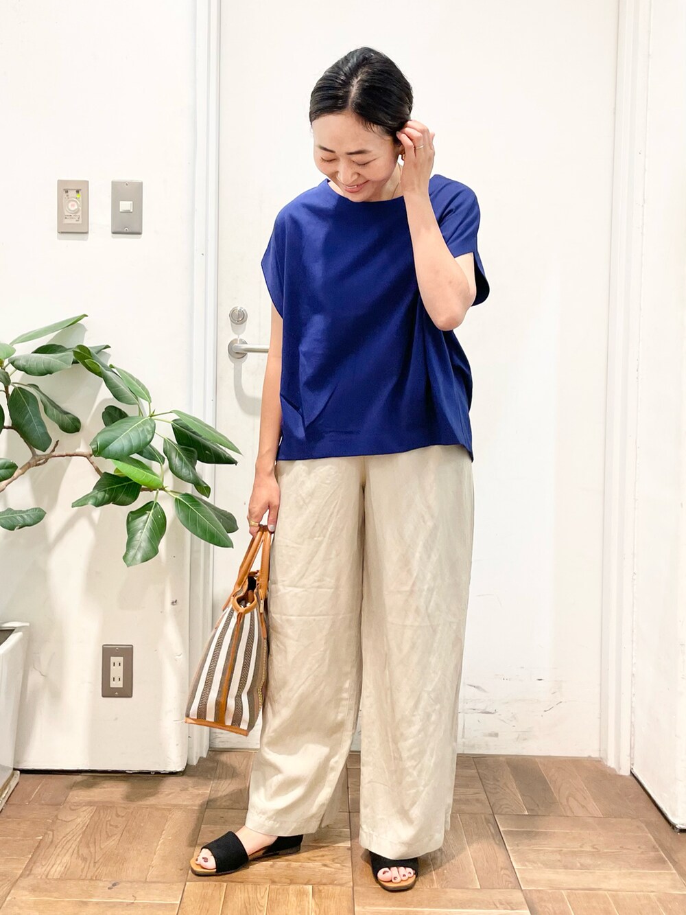 ブルー系のTシャツ/カットソー、ベージュ系のその他パンツ、イエロー系のトートバッグを着用したレディースの夏コーディネートの2枚目の写真