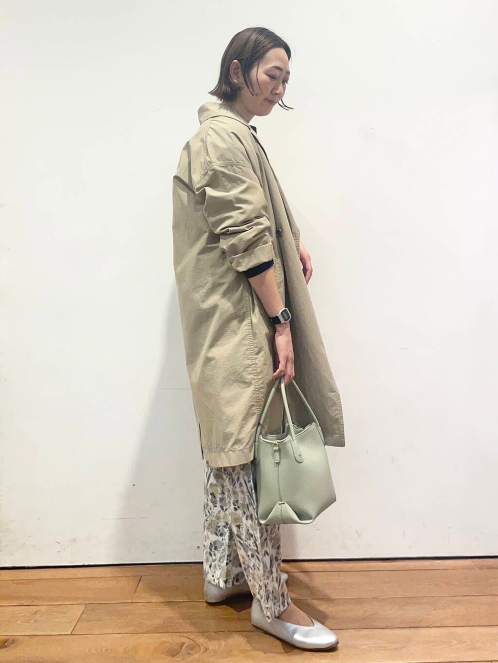 「大人カジュアル、urbanresearchdoors、ママコーデ、アーバンリサーチドアーズ、doors、低身長コーデ、30代、ママファッション、キレイめカジュアル、春アウターコーデ」｜「URBAN RESEARCH DOORSのVカットパンプス（パンプス、シルバー系）」を使った、urd_nanakoさん（レディース・154cm）の春コーディネートの3枚目の写真