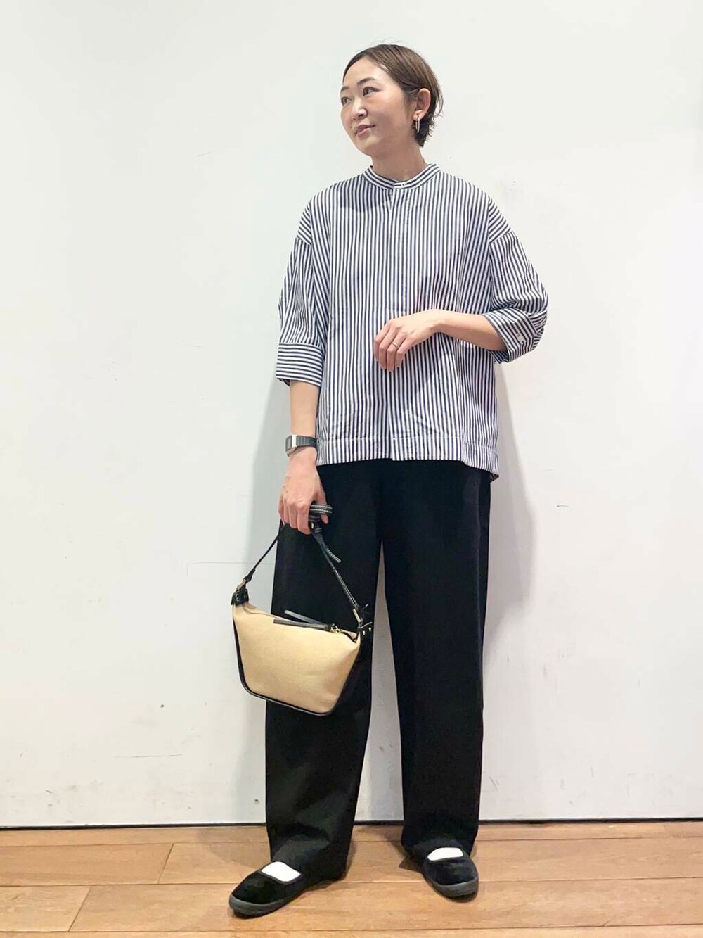 ブラック系のその他パンツ、ブルー系のシャツ/ブラウス、ブラック系のショルダーバッグを着用したレディースの春コーディネートの3枚目の写真