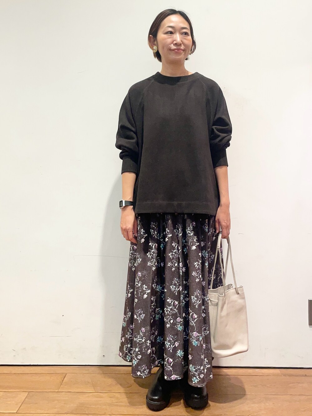 ブラック系のブーツ、グレー系のTシャツ/カットソー、ブラウン系のスカートを着用したレディースの秋コーディネートの2枚目の写真