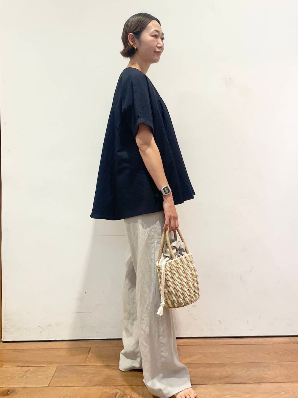 「大人カジュアル、urbanresearchdoors、ママコーデ、アーバンリサーチドアーズ、低身長コーデ、30代、ママファッション、キレイめカジュアル、洒落見えイージーパンツ×サンダル」|「URBAN RESEARCH DOORSの巾着カゴバッグ(ハンドバッグ、グレー系)」を使った、urd_nanakoさん(レディース・154cm)の夏コーディネートの4枚目の写真