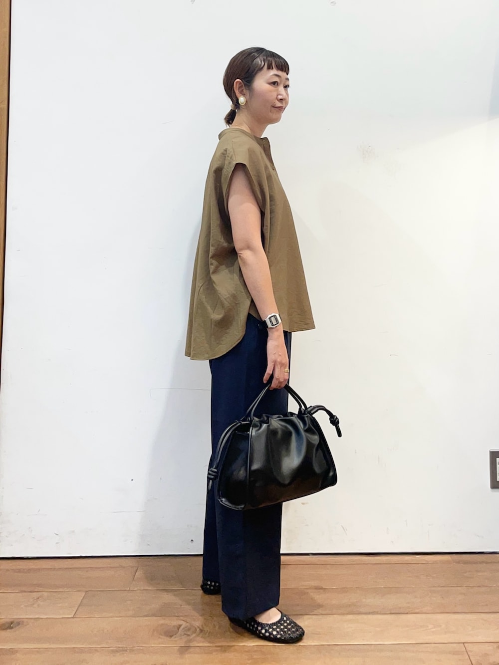 ベージュ系のシャツ/ブラウス、ブラック系のトートバッグ、ブルー系のその他パンツを着用したレディースの夏コーディネートの3枚目の写真