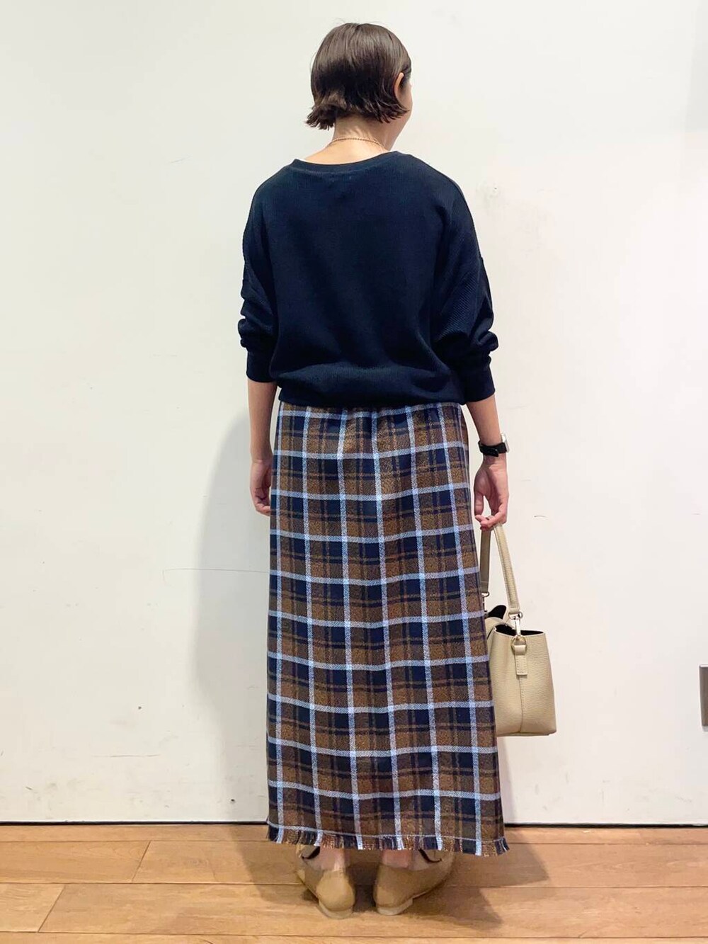 ベージュ系のローファー、ブルー系のTシャツ/カットソー、ベージュ系のショルダーバッグを着用したレディースの秋コーディネートの5枚目の写真