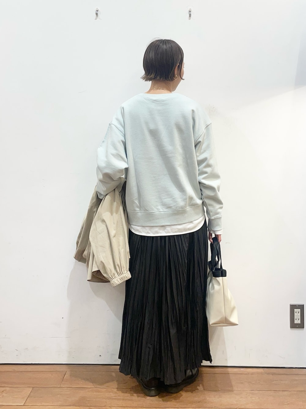 ベージュ系のその他アウター、グリーン系のスウェット、ホワイト系のTシャツ/カットソーを着用したレディースの春コーディネートの8枚目の写真