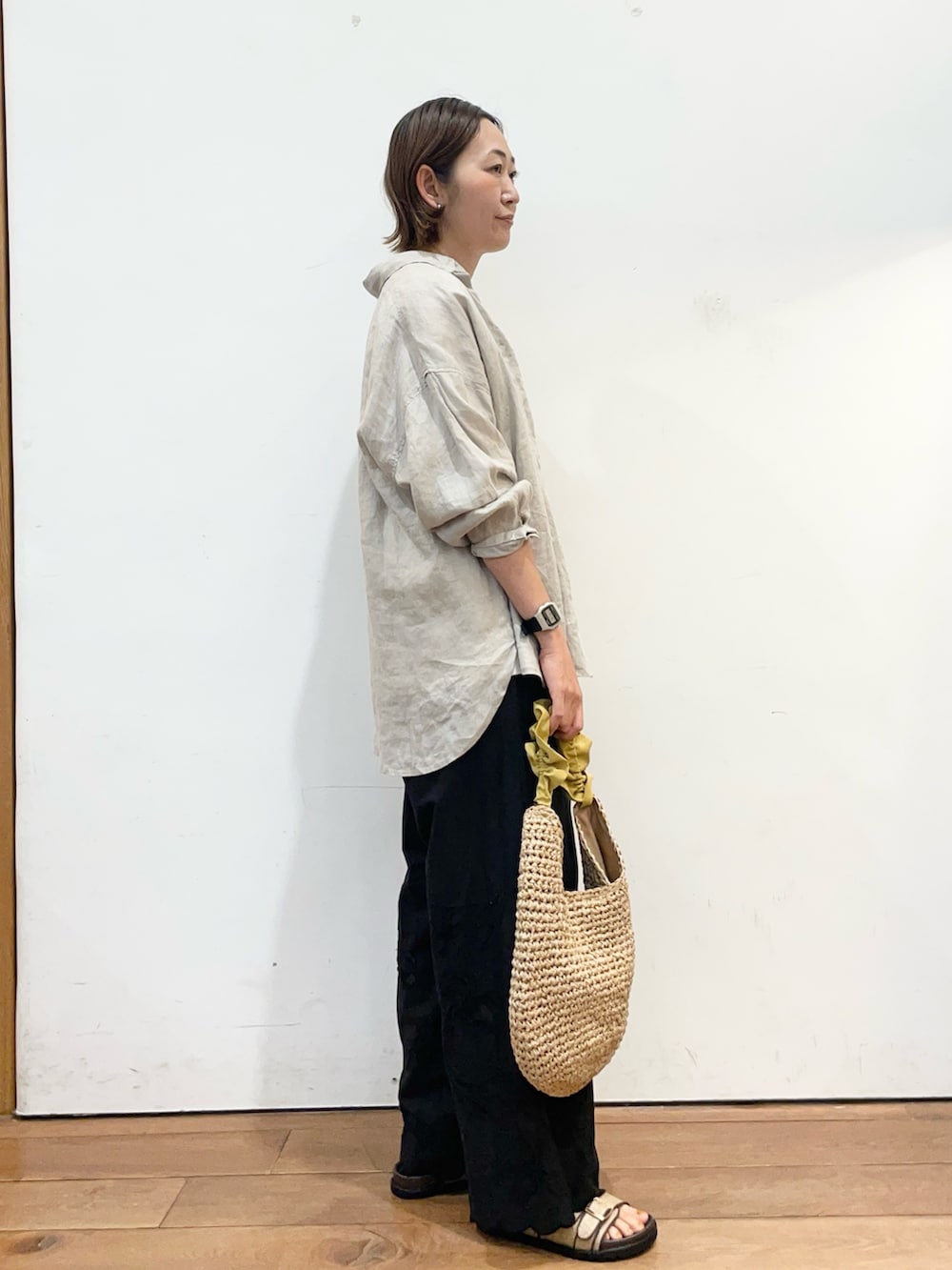 その他のTシャツ/カットソー、グレー系のシャツ/ブラウス、ブラック系のその他パンツを着用したレディースの春コーディネートの4枚目の写真