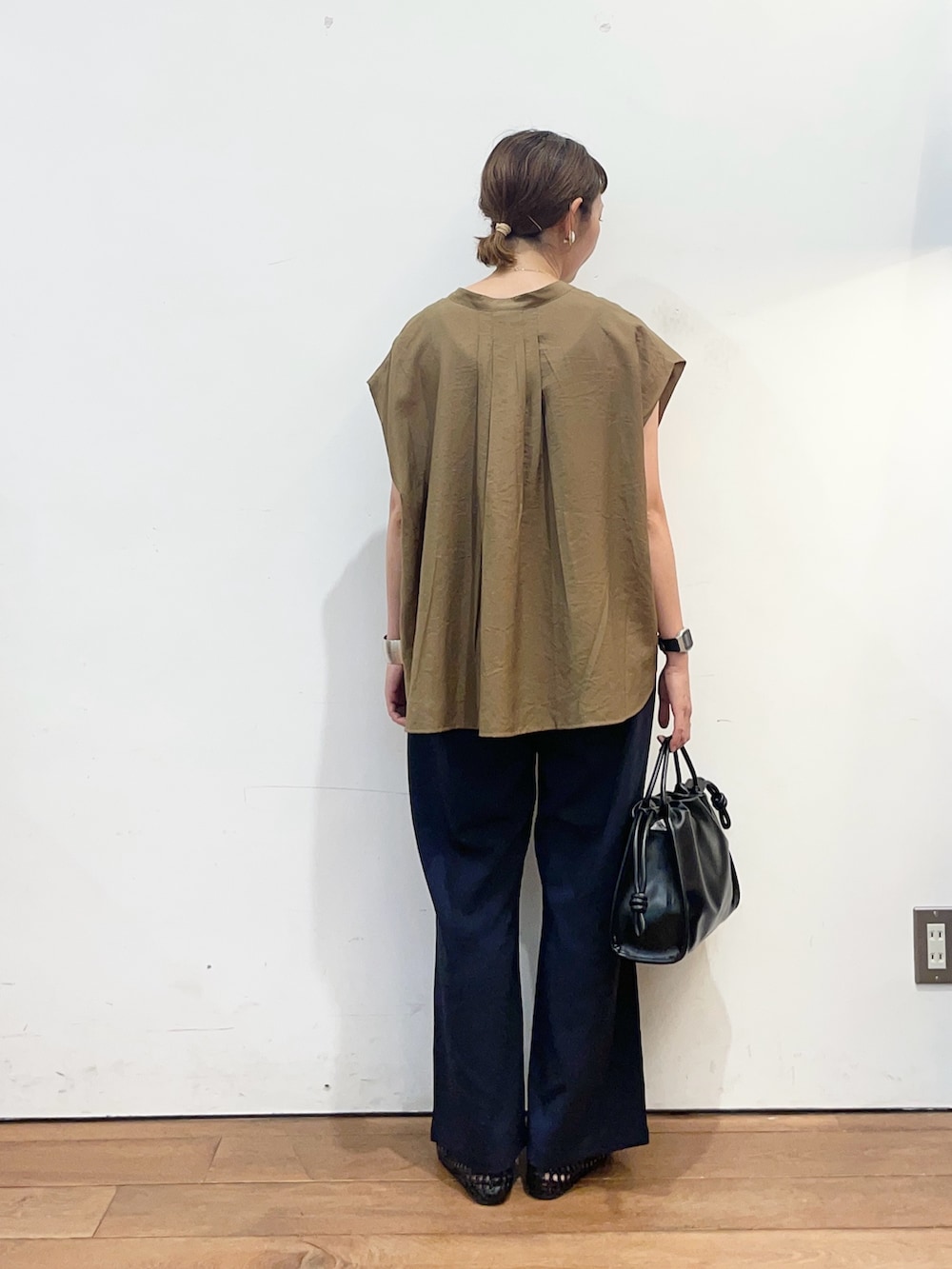 ベージュ系のシャツ/ブラウス、ブラック系のトートバッグ、ブルー系のその他パンツを着用したレディースの夏コーディネートの4枚目の写真