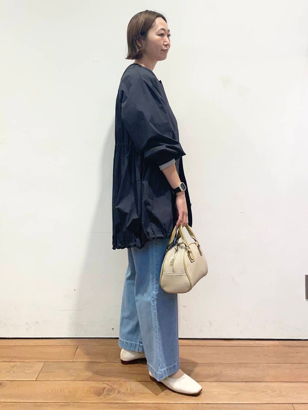 「大人カジュアル、urbanresearchdoors、ママコーデ、アーバンリサーチドアーズ、doors、低身長コーデ、30代、ママファッション、キレイめカジュアル、最旬スウェットコーデ」｜「URBAN RESEARCH DOORSのコンパクトラメスウェット（スウェット、グレー系）」を使った、urd_nanakoさん（レディース・154cm）の春コーディネートの4枚目の写真