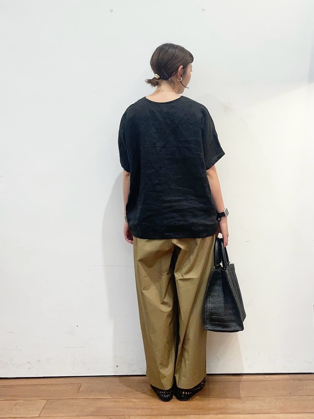ブラック系のシャツ/ブラウス、ベージュ系のその他パンツ、ブラック系のサンダルを着用したレディースの夏コーディネートの4枚目の写真