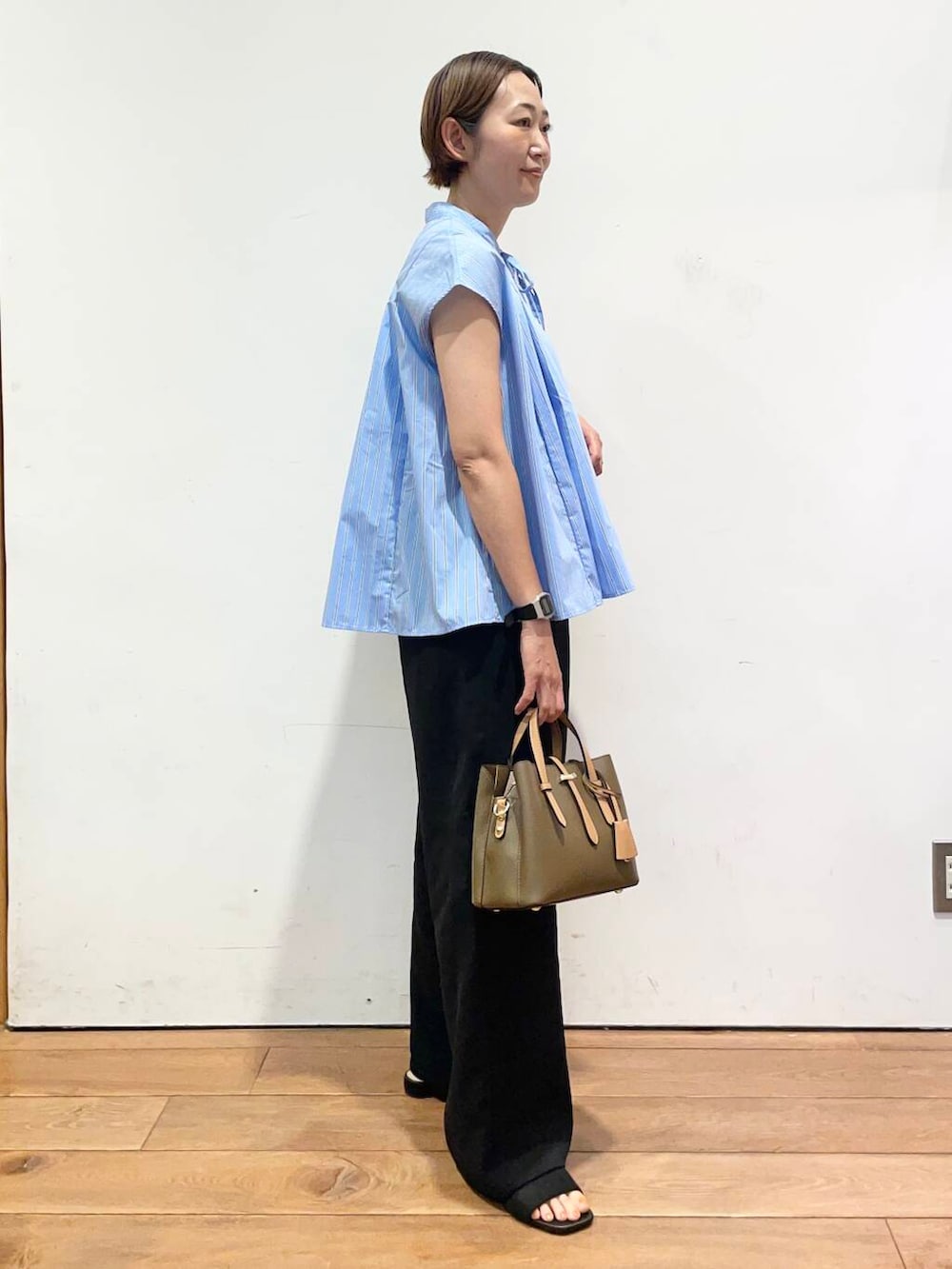 「大人カジュアル、urbanresearchdoors、ママコーデ、アーバンリサーチドアーズ、低身長コーデ、30代、ママファッション、キレイめカジュアル、万能ブラウスコーデ」|「RODE SKOの『ドラマ着用商品』チャーム付ミニバッグ Ssize(トートバッグ、ブラウン系)」を使った、urd_nanakoさん(レディース・154cm)の夏コーディネートの4枚目の写真