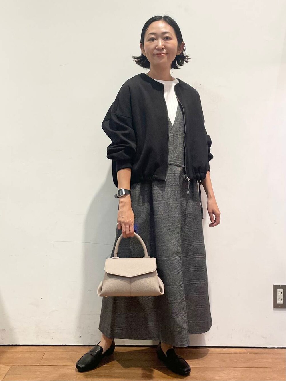 ベージュ系のショルダーバッグ、ホワイト系のTシャツ/カットソー、その他のワンピースを着用したレディースの秋コーディネートの3枚目の写真