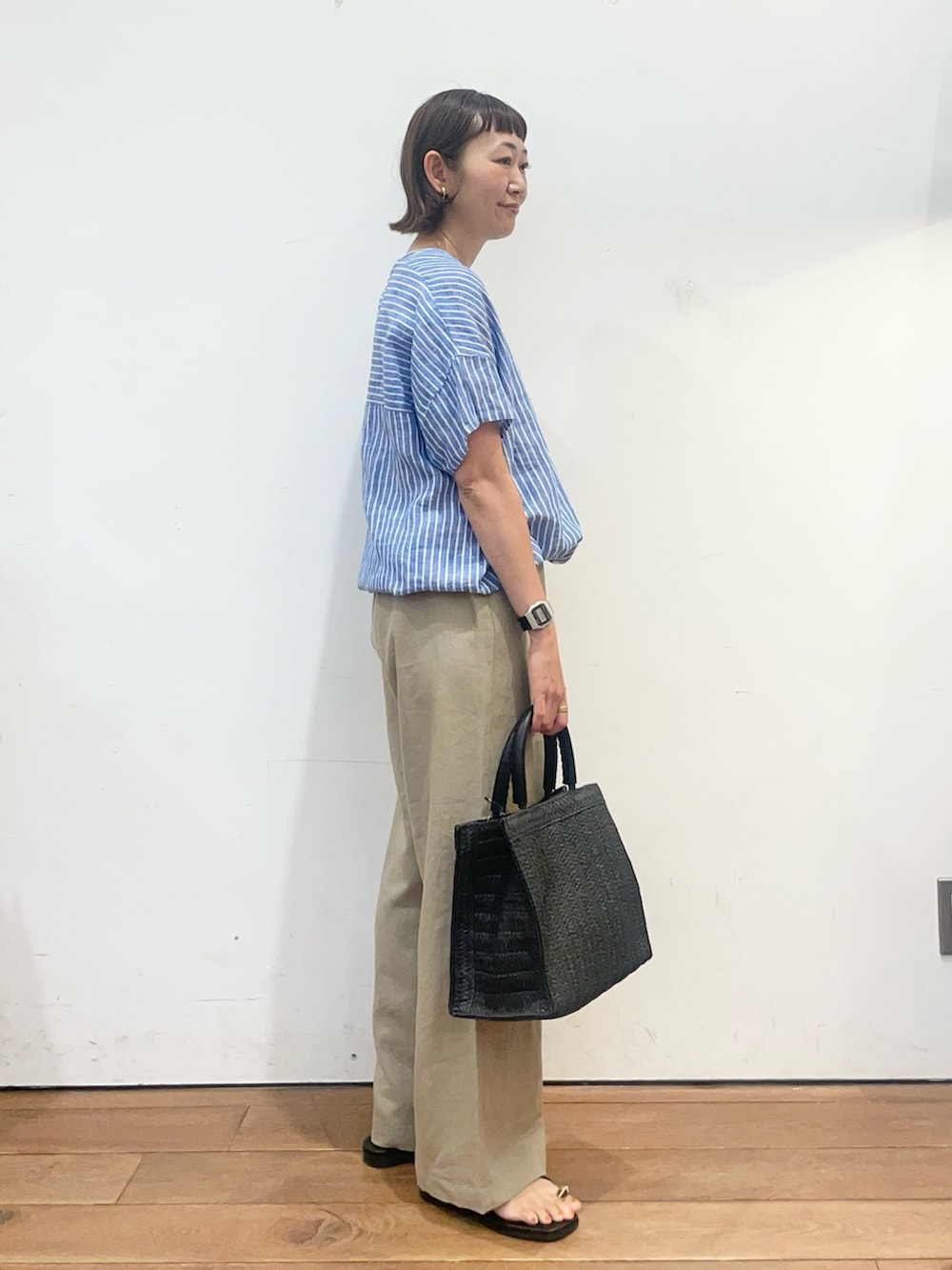 その他のシャツ/ブラウス、ブラック系のハンドバッグ、ブラック系のサンダルを着用したレディースの夏コーディネートの3枚目の写真