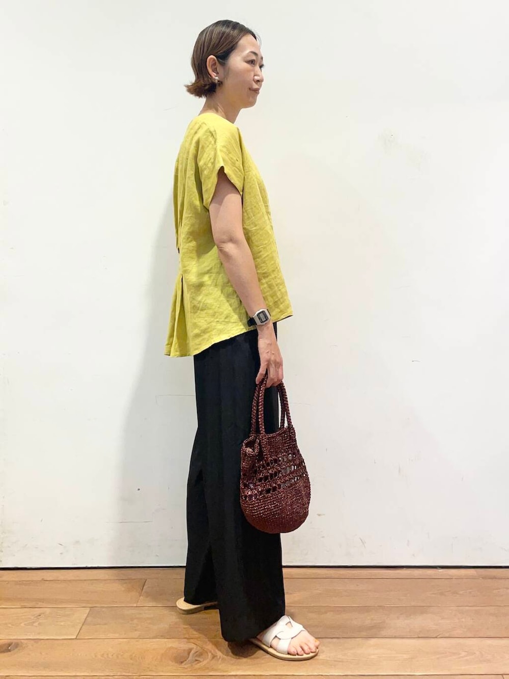 「大人カジュアル、urbanresearchdoors、ママコーデ、アーバンリサーチドアーズ、低身長コーデ、30代、ママファッション、キレイめカジュアル、リネン着こなし術」|「URBAN RESEARCH DOORSのカッティングサンダル(サンダル、ホワイト系)」を使った、urd_nanakoさん(レディース・154cm)の夏コーディネートの4枚目の写真