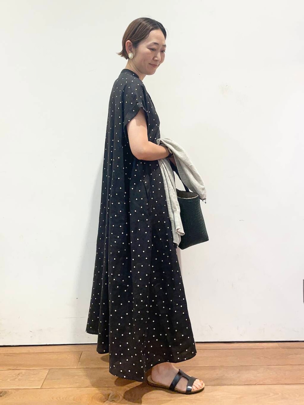 「大人カジュアル、urbanresearchdoors、ママコーデ、アーバンリサーチドアーズ、低身長コーデ、30代、ママファッション、キレイめカジュアル、リネン着こなし術」｜「URBAN RESEARCH DOORSのリネンVネックカーディガン（カーディガン/ボレロ、グレー系）」を使った、urd_nanakoさん（レディース・154cm）の夏コーディネートの3枚目の写真