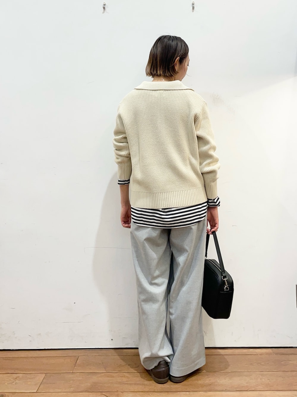 ホワイト系のニット/セーター、ホワイト系のTシャツ/カットソー、グレー系のその他パンツを着用したレディースの冬コーディネートの5枚目の写真