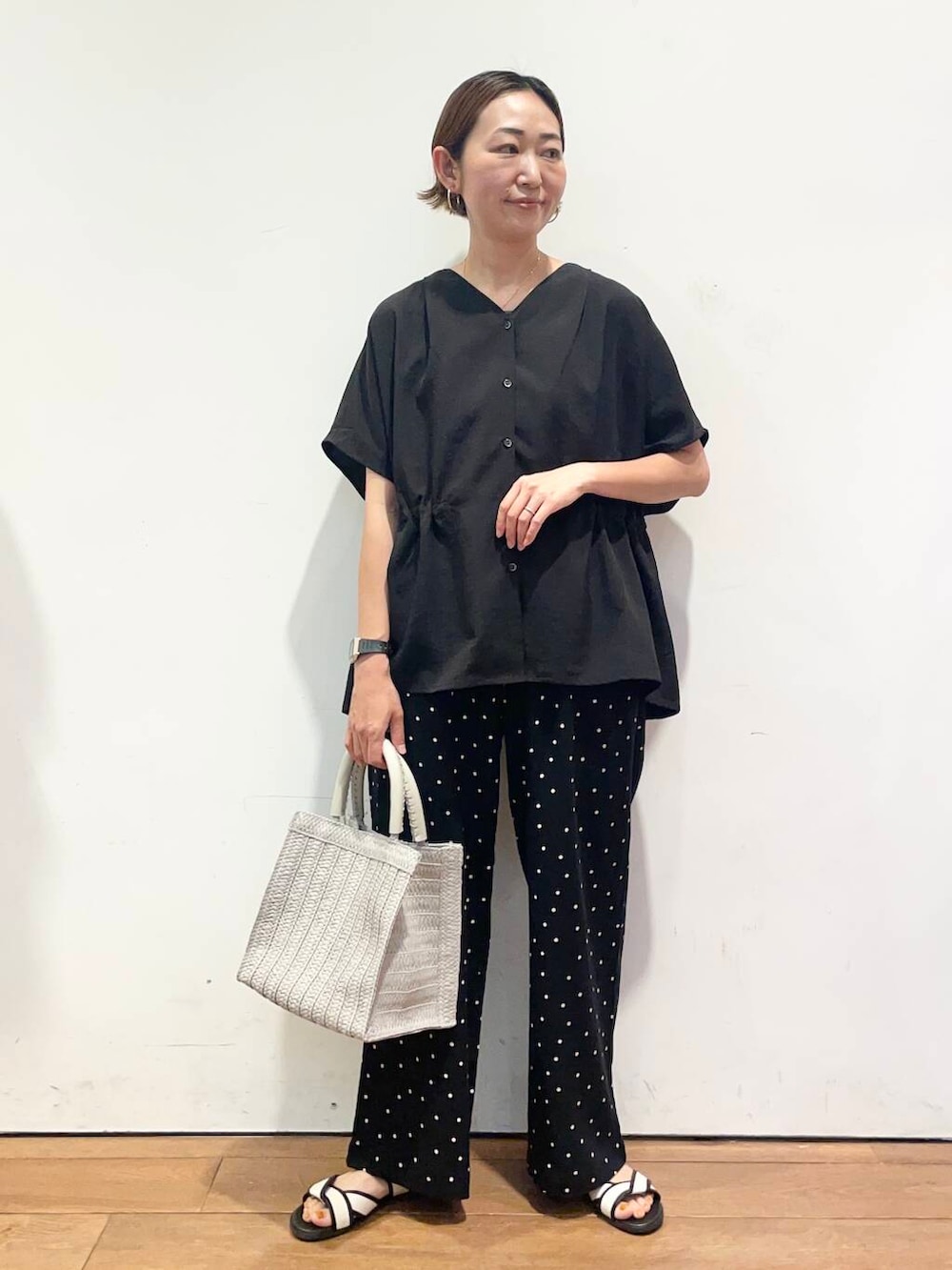 「大人カジュアル、urbanresearchdoors、ママコーデ、アーバンリサーチドアーズ、低身長コーデ、30代、モノトーンコーデ、ママファッション、キレイめカジュアル、万能ブラウスコーデ」|「URBAN RESEARCH DOORSのパイピングサンダル(サンダル、ホワイト系)」を使った、urd_nanakoさん(レディース・154cm)の夏コーディネートの3枚目の写真
