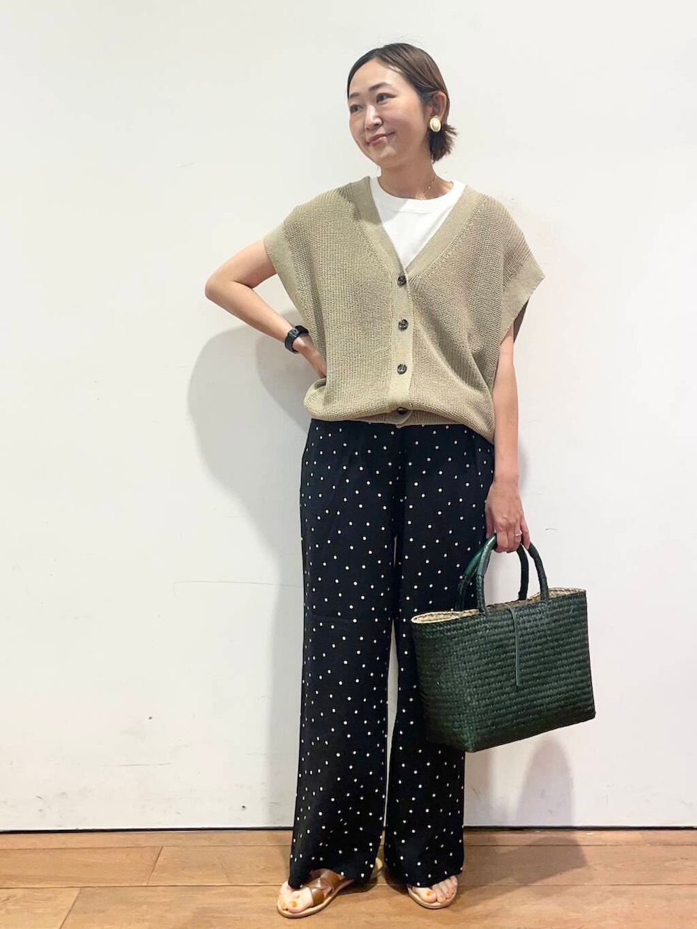 「大人カジュアル、urbanresearchdoors、ママコーデ、アーバンリサーチドアーズ、低身長コーデ、30代、ママファッション、キレイめカジュアル、最旬サンダルスタイル」|「URBAN RESEARCH DOORSのリネンライクVネックベスト(ベスト、ベージュ系)」を使った、urd_nanakoさん(レディース・154cm)の夏コーディネートの2枚目の写真