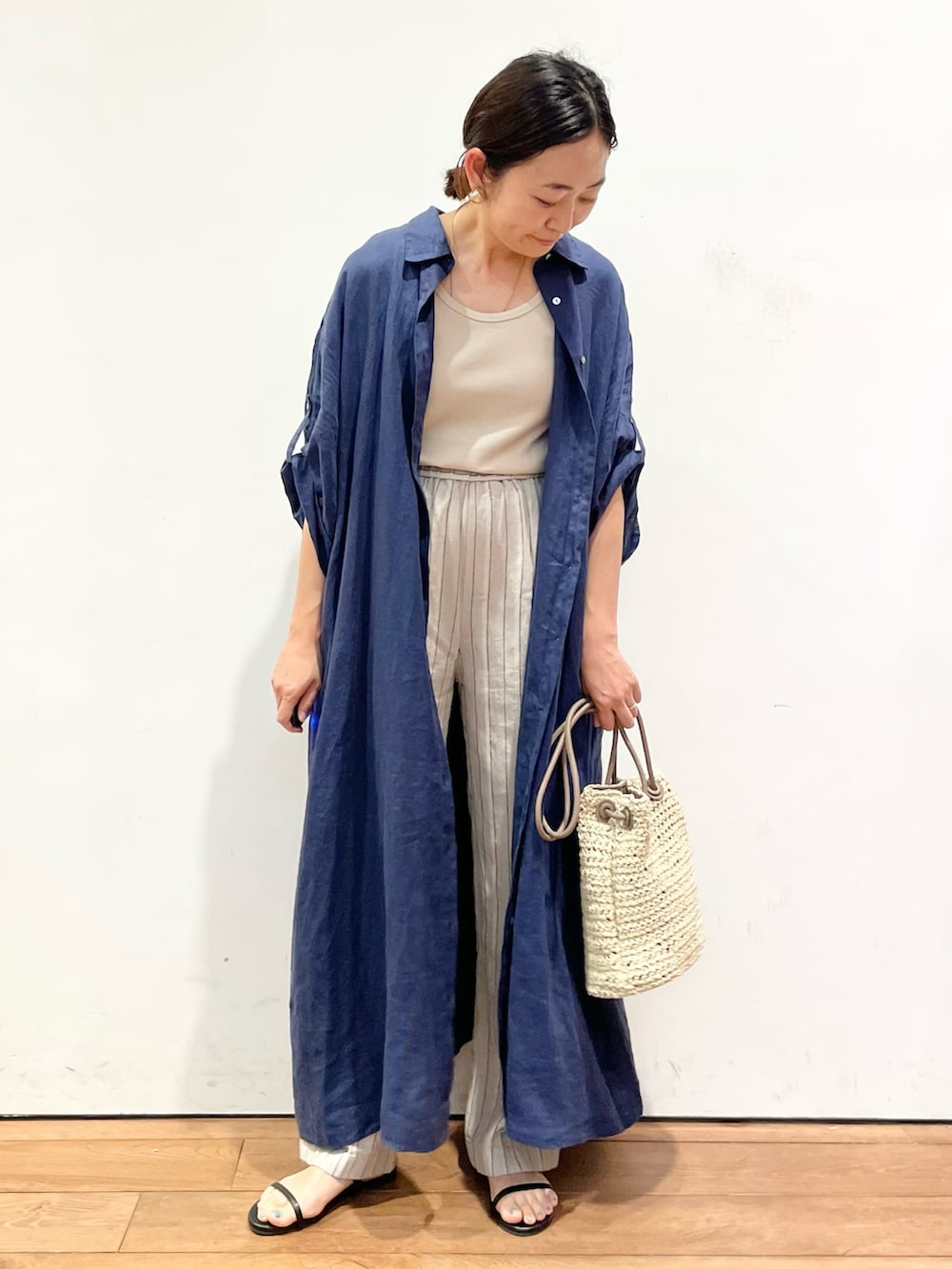 ブルー系のワンピース、ベージュ系のタンクトップ、ベージュ系のその他パンツを着用したレディースの夏コーディネートの2枚目の写真