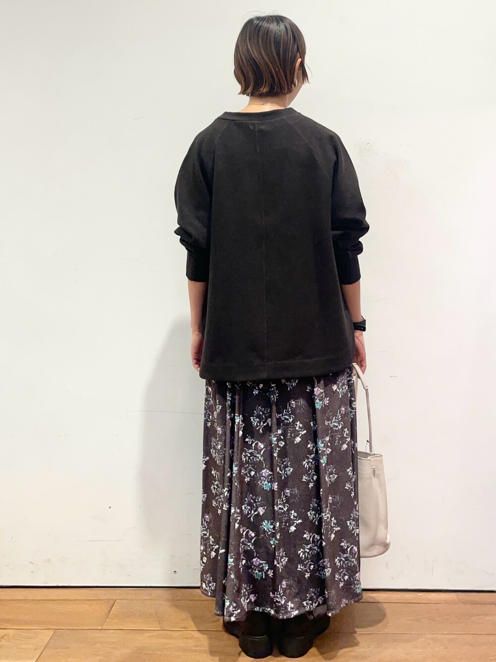 ブラック系のブーツ、グレー系のTシャツ/カットソー、ブラウン系のスカートを着用したレディースの秋コーディネートの5枚目の写真