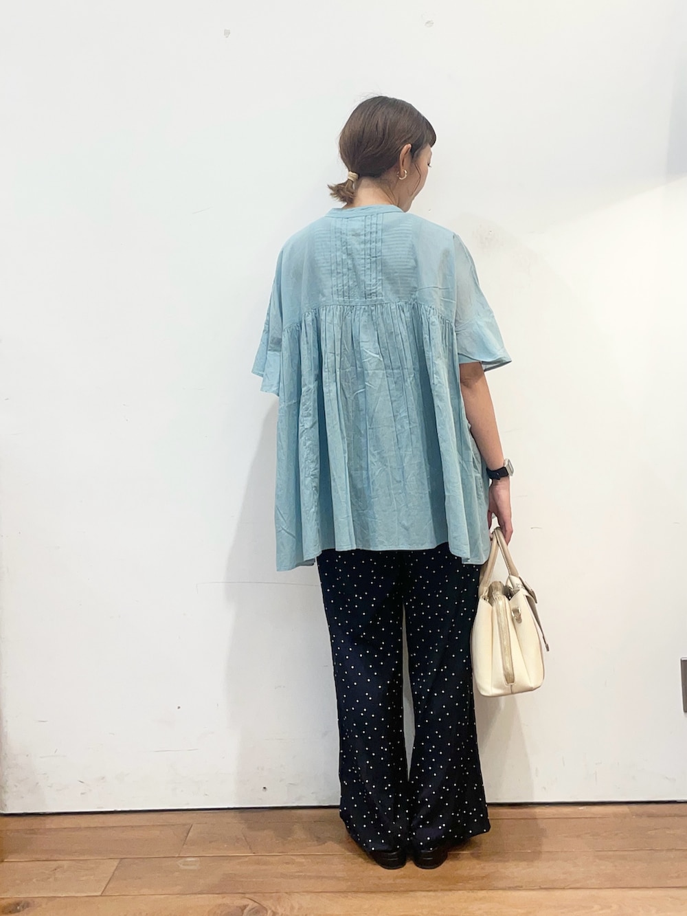 ブルー系のシャツ/ブラウス、ブルー系のその他パンツ、ホワイト系のハンドバッグを着用したレディースの夏コーディネートの4枚目の写真