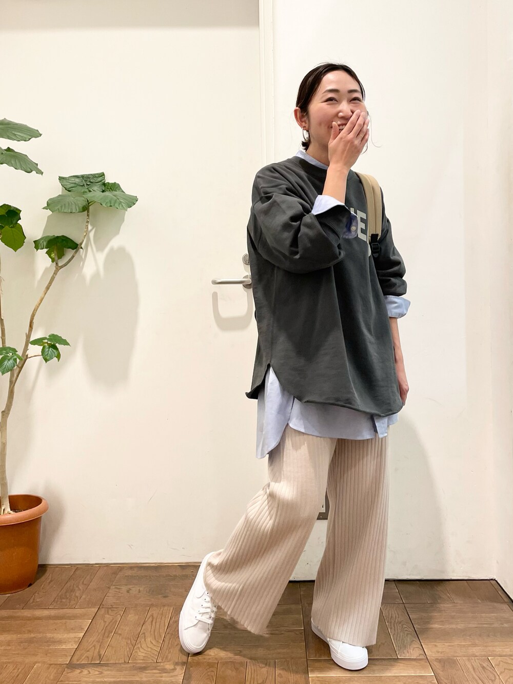 ブルー系のシャツ/ブラウス、グレー系のスウェット、ベージュ系のバックパック/リュックを着用したレディースの冬コーディネートの5枚目の写真