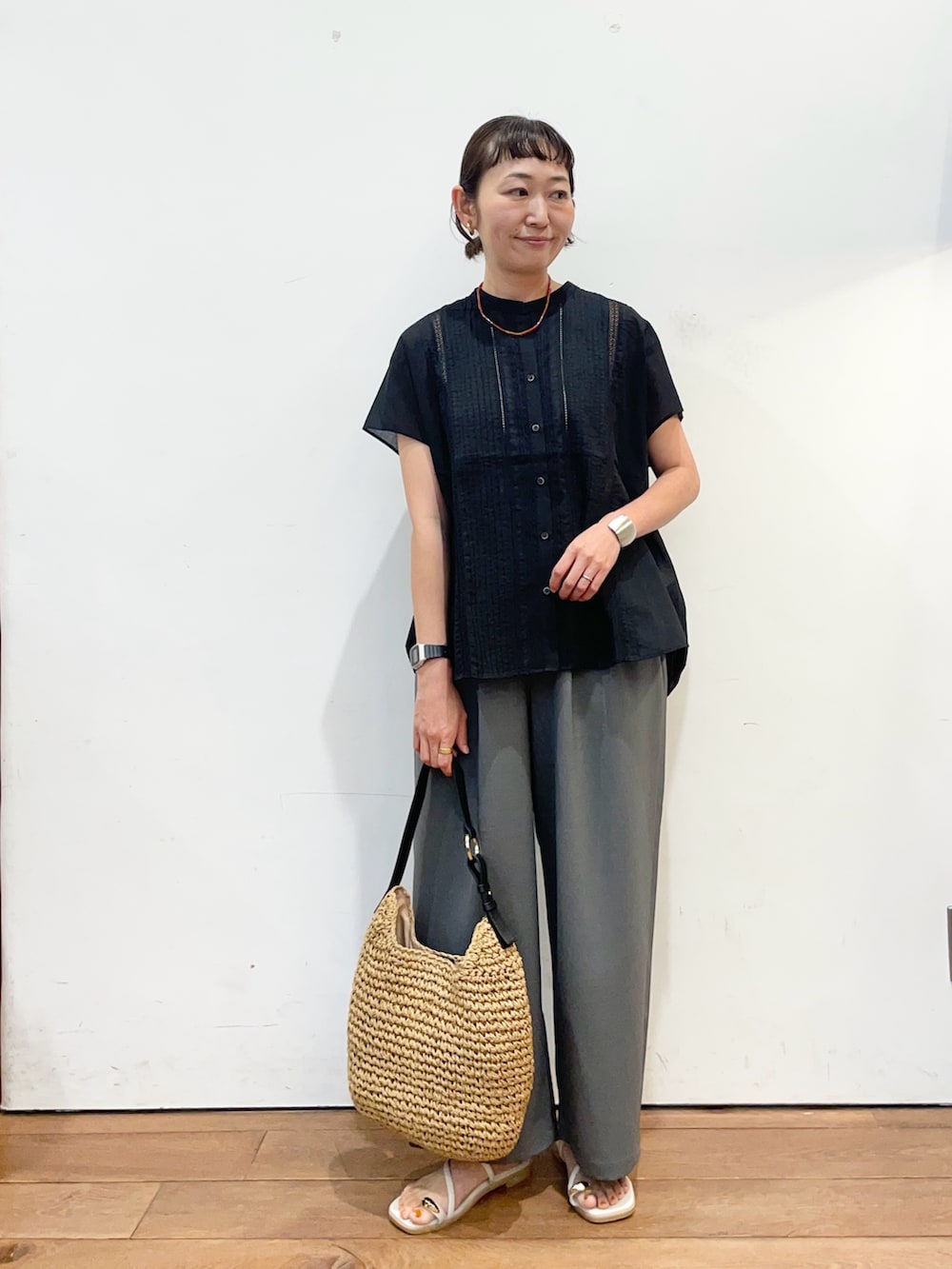 ブラック系のシャツ/ブラウス、グレー系のサンダル、グレー系のその他パンツを着用したレディースの夏コーディネートの2枚目の写真