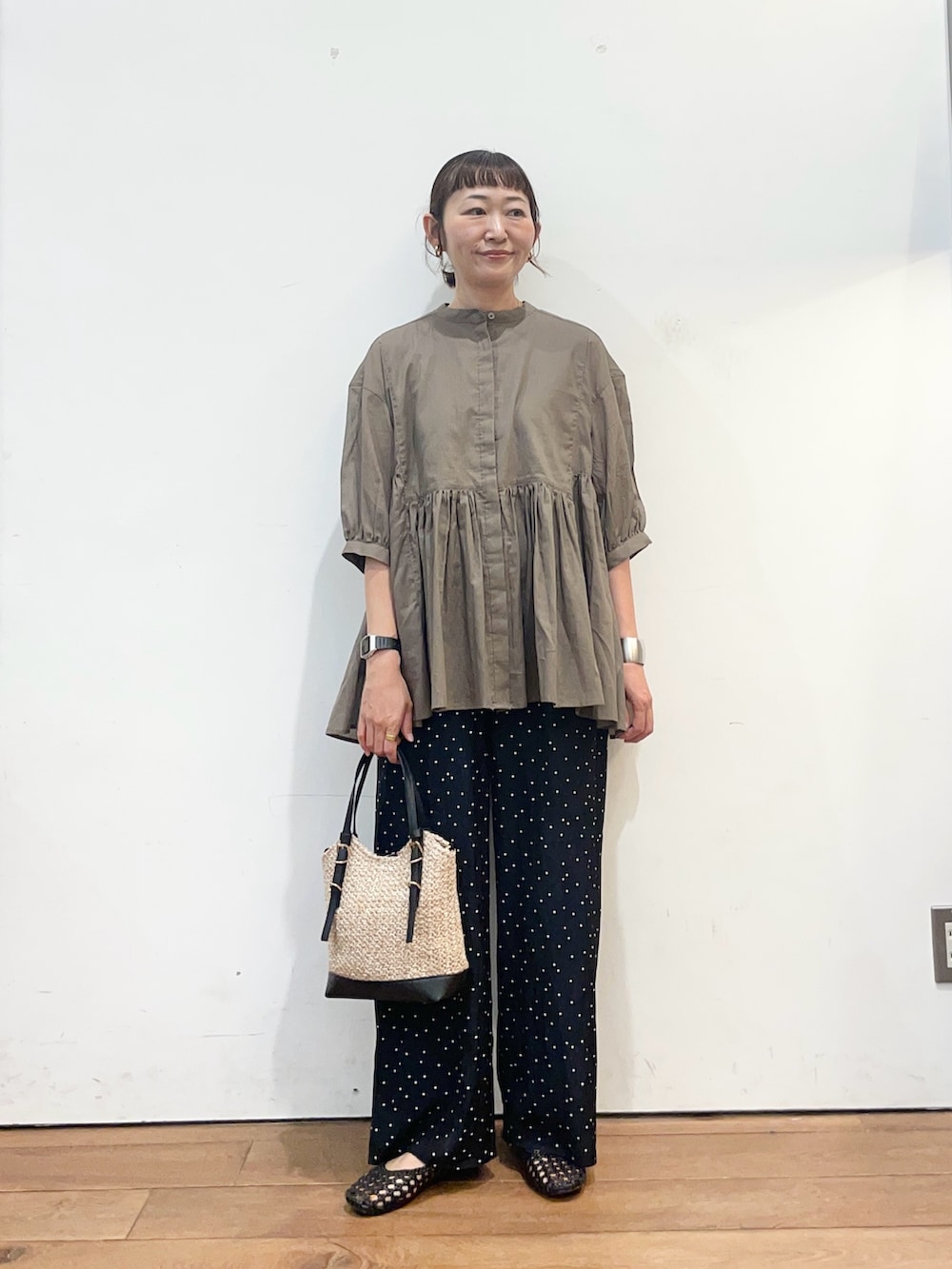 ベージュ系のシャツ/ブラウス、ブラック系のサンダル、ブルー系のその他パンツを着用したレディースの夏コーディネートの2枚目の写真