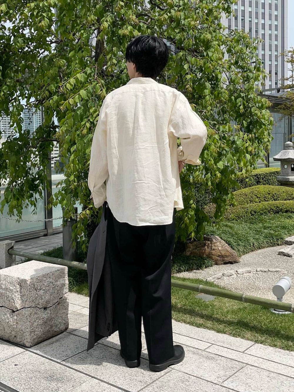 「シャツ、ジャケット、スラックス、リネン、ロングスリーブ、ダブル、パックt、即戦力シャツコーデ」|「URBAN RESEARCHのnew basic ウールツイルワイドスラックス(その他パンツ、ブラック系)」を使った、平田望夢さん(メンズ・172cm)の春コーディネートの3枚目の写真