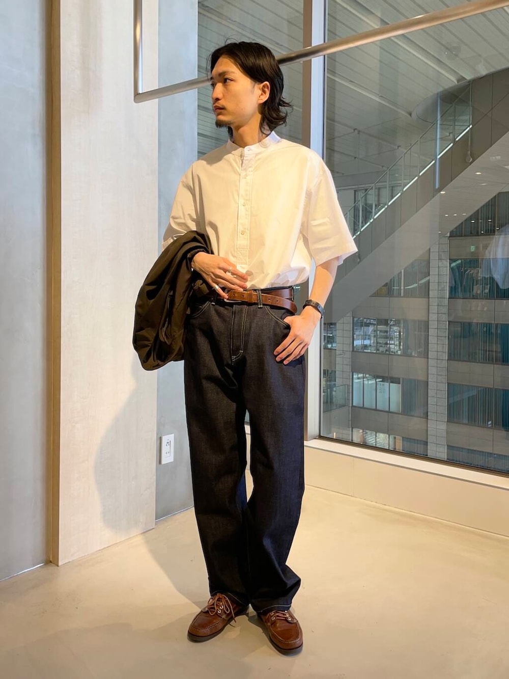 「シャツ、ジャケット、ストレッチ、リネンライク、テーラード、トーマスメイソン、最旬オフィスコーデ」｜「Leeの『別注』Lee101×DOORS　STRAIGHTPANTS（デニムパンツ、ブルー系）」を使った、平田望夢さん（メンズ・172cm）の春コーディネートの4枚目の写真