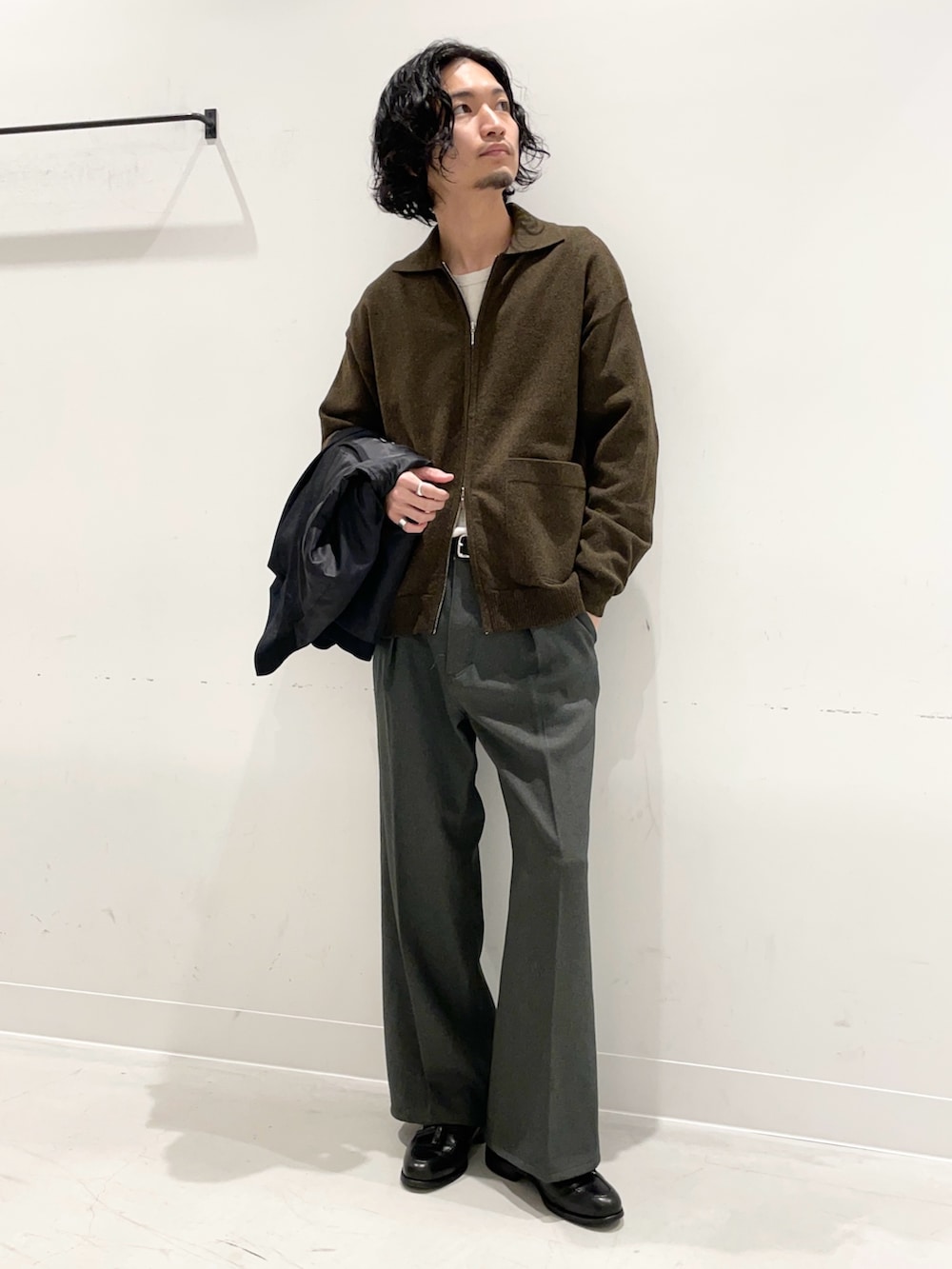 ブルー系のその他アウター、ブラウン系のカーディガン/ボレロ、グレー系のその他パンツを着用したメンズの秋コーディネートの4枚目の写真