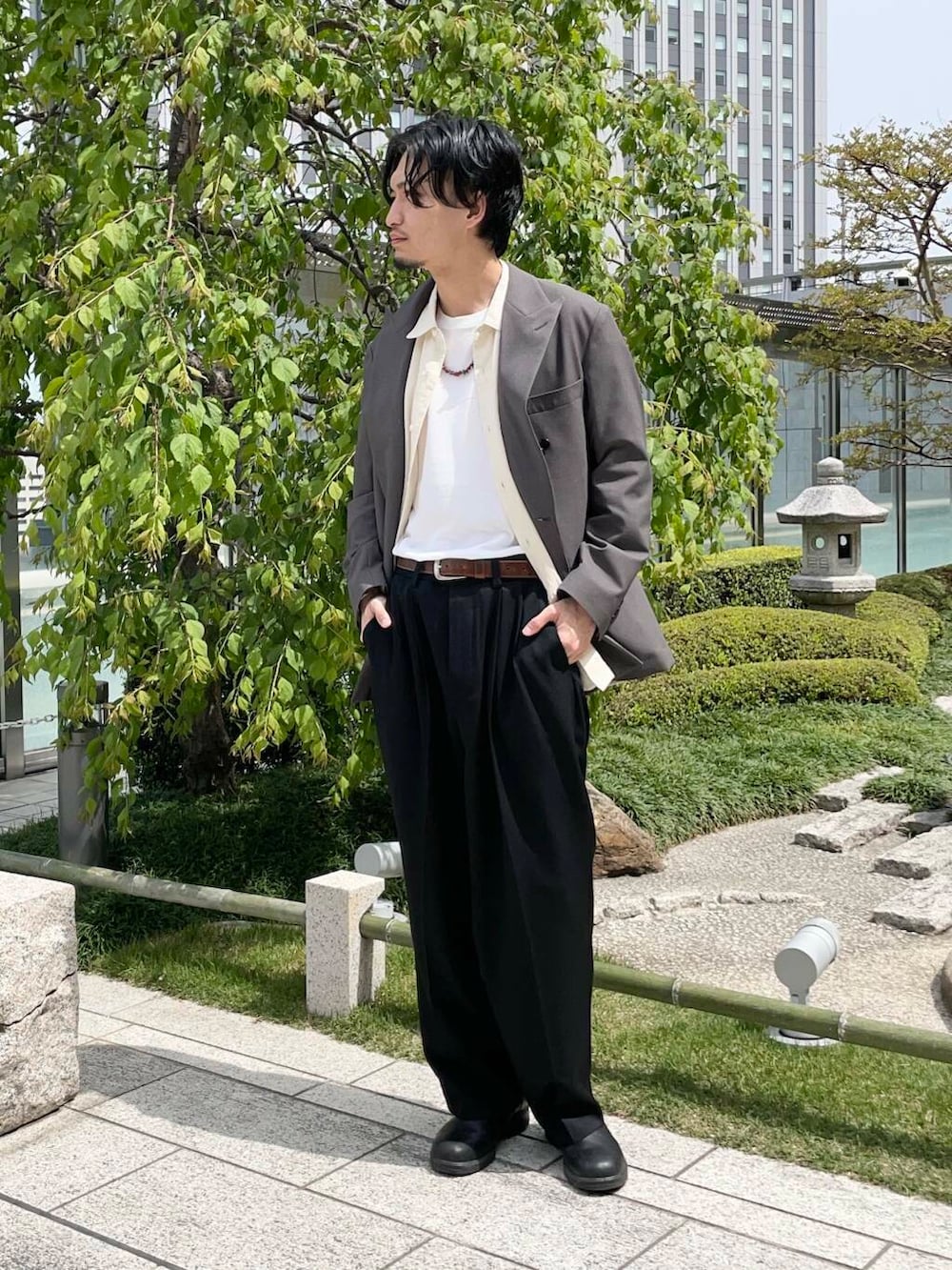 「シャツ、ジャケット、スラックス、リネン、ロングスリーブ、ダブル、パックt、即戦力シャツコーデ」|「URBAN RESEARCHのnew basic ウールツイルワイドスラックス(その他パンツ、ブラック系)」を使った、平田望夢さん(メンズ・172cm)の春コーディネートの4枚目の写真