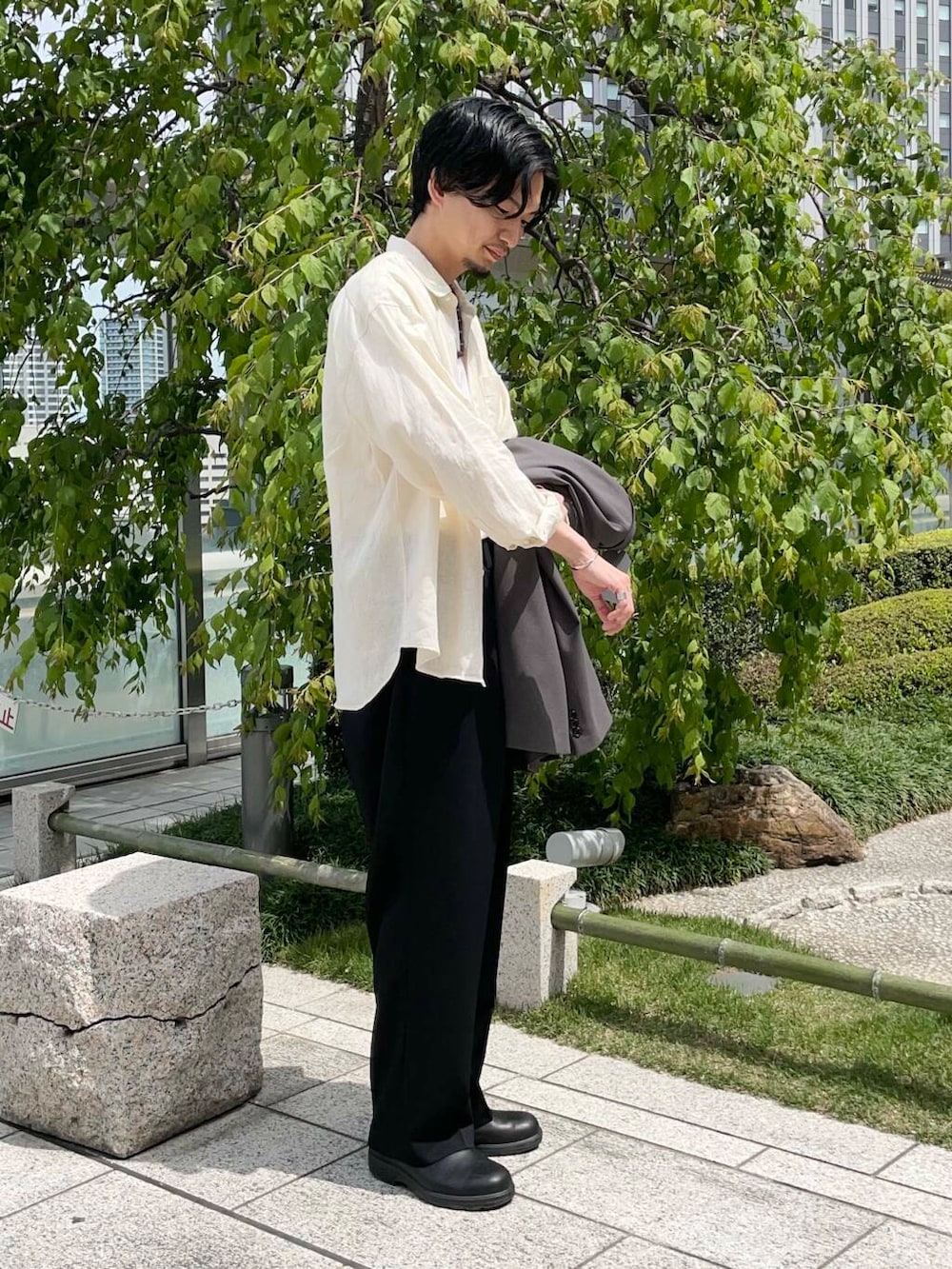 「シャツ、ジャケット、スラックス、リネン、ロングスリーブ、ダブル、パックt、即戦力シャツコーデ」|「URBAN RESEARCHのnew basic ウールツイルワイドスラックス(その他パンツ、ブラック系)」を使った、平田望夢さん(メンズ・172cm)の春コーディネートの2枚目の写真