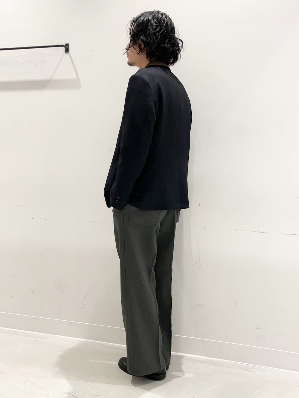 ブルー系のその他アウター、ブラウン系のカーディガン/ボレロ、グレー系のその他パンツを着用したメンズの秋コーディネートの3枚目の写真