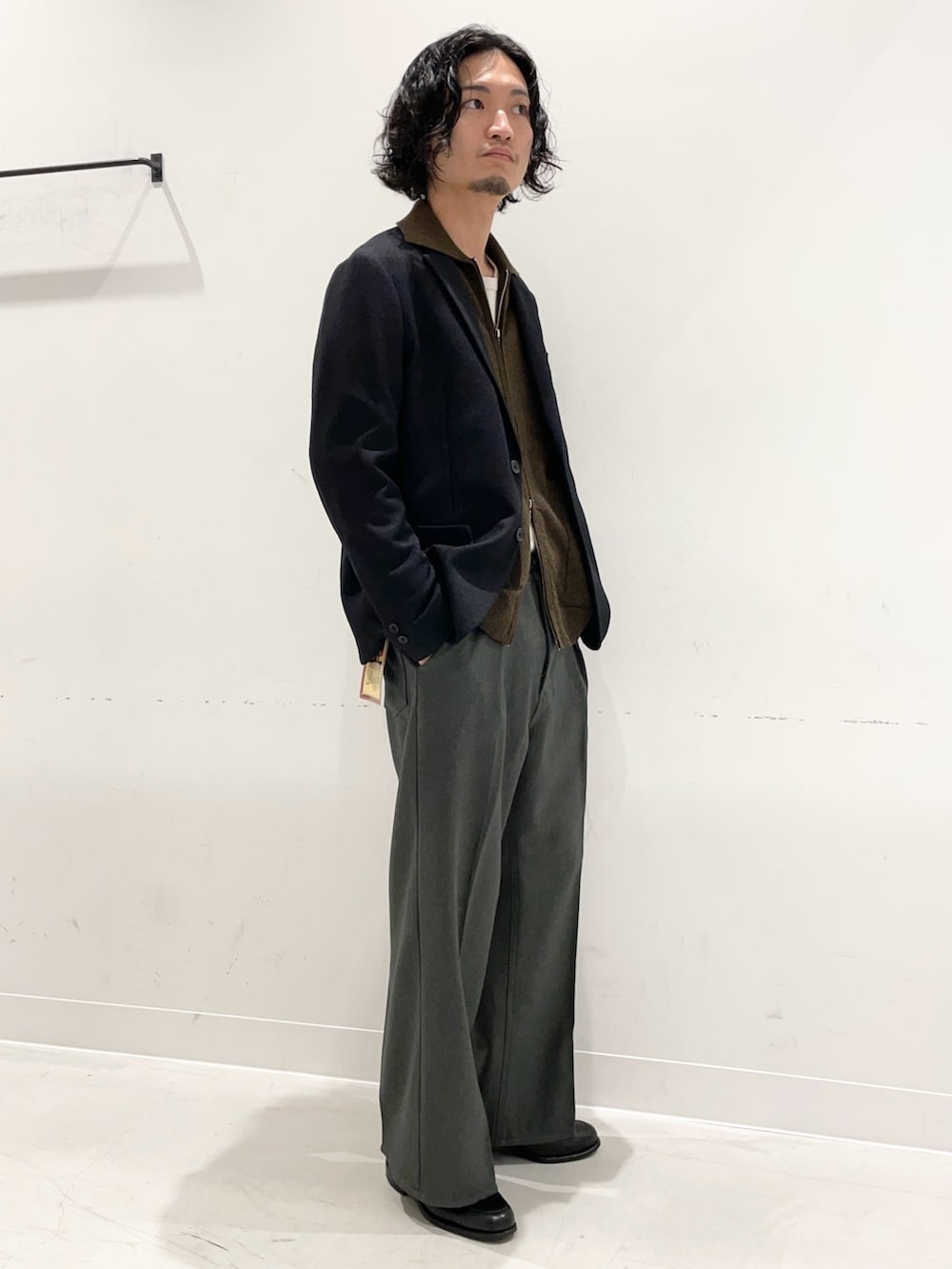 ブルー系のその他アウター、ブラウン系のカーディガン/ボレロ、グレー系のその他パンツを着用したメンズの秋コーディネートの2枚目の写真