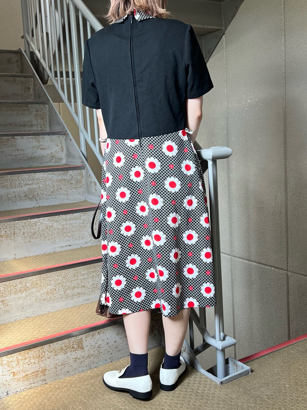 ブラック系のワンピース、ブラック系のワンピース、ブラック系のワンピースを着用したレディースの夏コーディネートの3枚目の写真