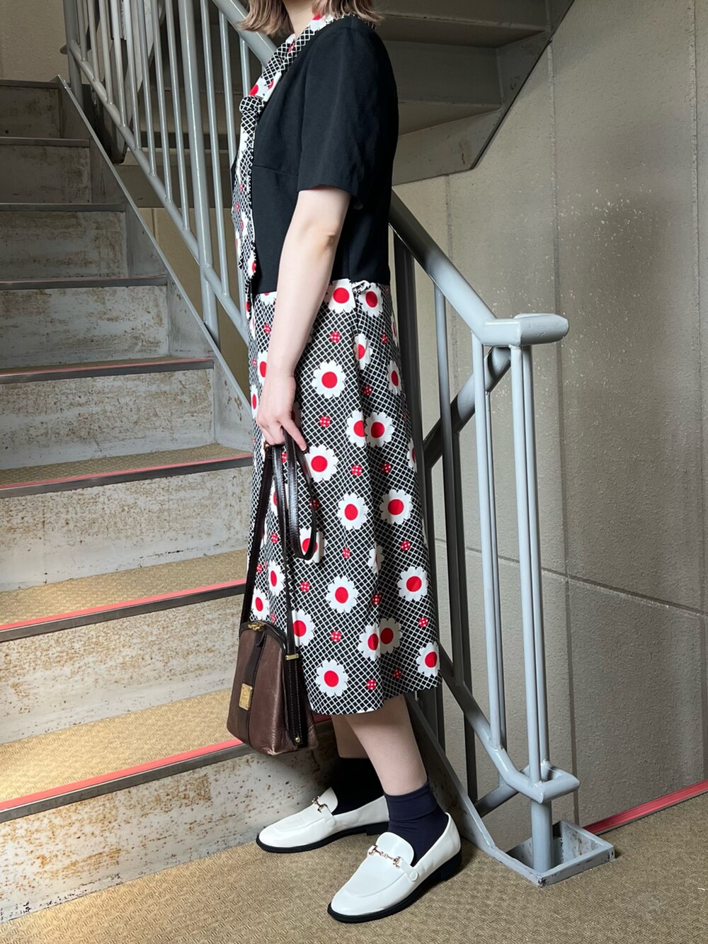 ブラック系のワンピース、ブラック系のワンピース、ブラック系のワンピースを着用したレディースの夏コーディネートの2枚目の写真