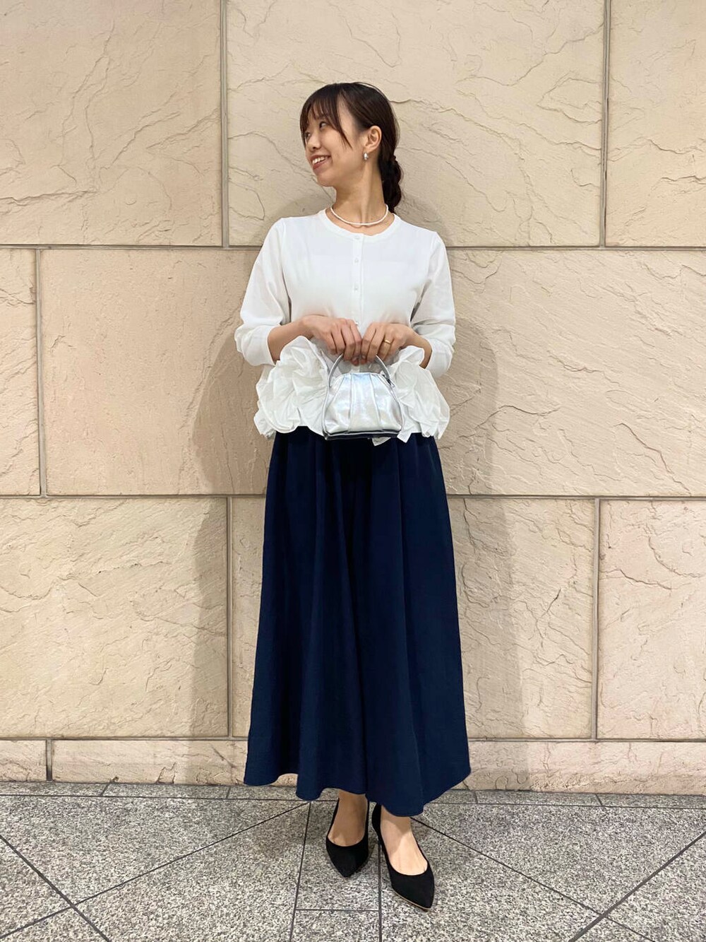「大人カジュアル、キレイめ、きれいめカジュアル、夏コーデ、newarrival、オフィスカジュアル、フェミニン、ROSSO、夏服、オンオフ兼用、オンオフ、大人かわいい、20代後半、骨格ウェーブ、着映え」|「URBAN RESEARCH ROSSO WOMENの『MADE IN JAPAN』オリジナルスウェードパンプス(パンプス、ブラック系)」を使った、matsuさん(レディース・162cm)の夏コーディネートの2枚目の写真