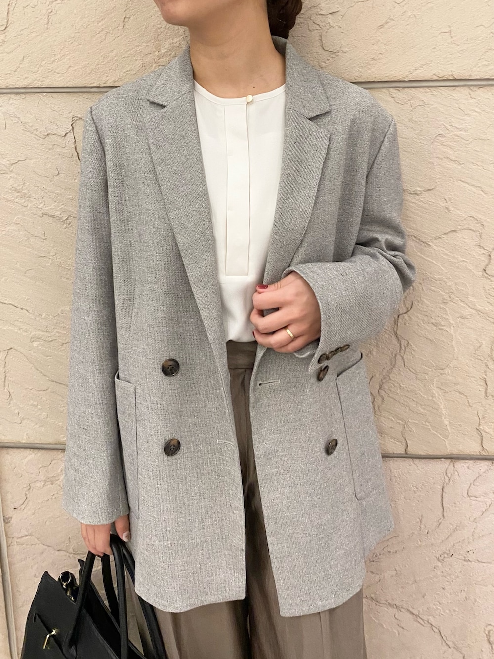 ベージュ系のその他アウター、ホワイト系のシャツ/ブラウス、ブラウン系のその他パンツを着用したレディースの冬コーディネートの3枚目の写真