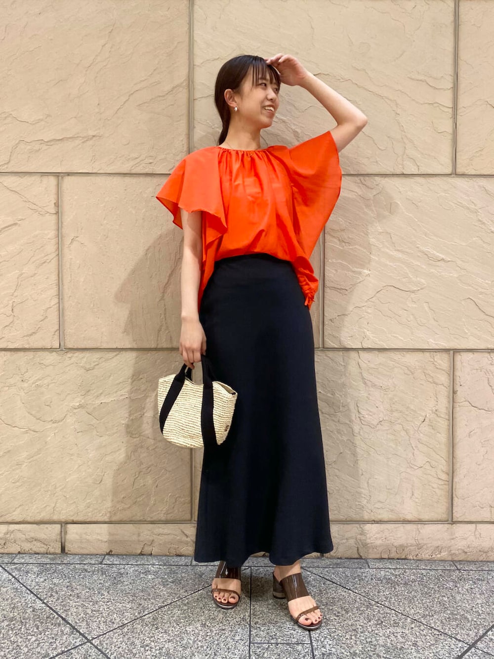 「大人カジュアル、キレイめ、きれいめカジュアル、ブラウス、夏コーデ、newarrival、フェミニン、ROSSO、夏服、オンオフ兼用、オンオフ、大人かわいい、20代後半、骨格ウェーブ、暑い」|「URBAN RESEARCH ROSSO WOMENのVIOLAd’ORO ラフィア2WAYバッグ(かごバッグ、ベージュ系)」を使った、matsuさん(レディース・162cm)の春コーディネートの2枚目の写真