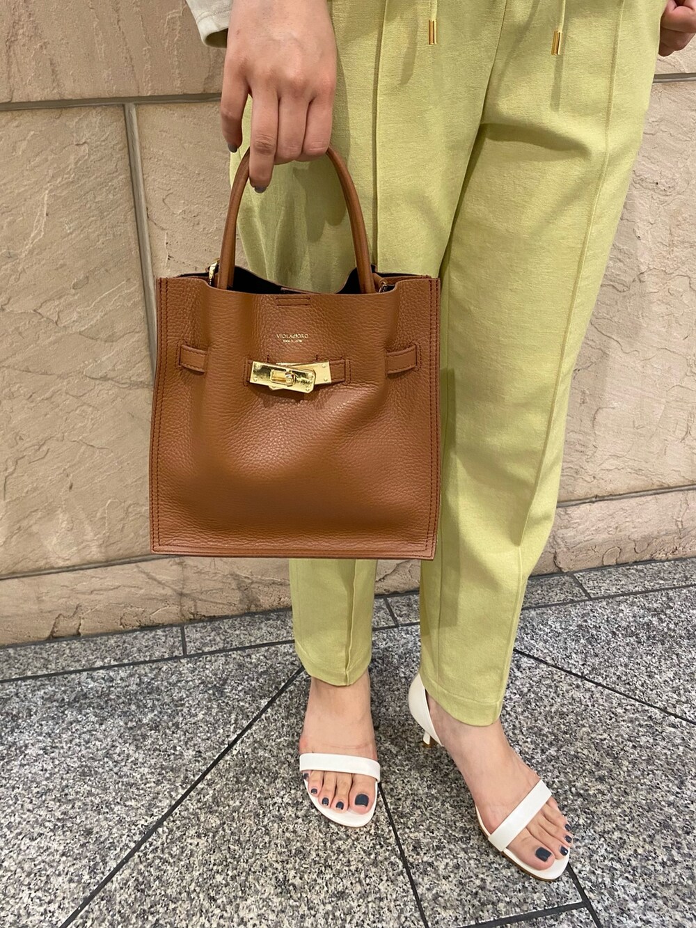 グレー系のTシャツ/カットソー、イエロー系のその他パンツ、ゴールド系のネックレスを着用したレディースの夏コーディネートの7枚目の写真