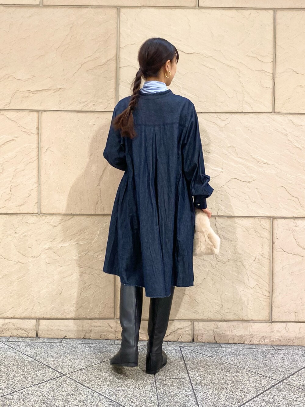 「URBAN RESEARCH ROSSO、URBAN RESEARCH、ROSSO、デニム、レイヤードスタイル、お出かけコーデ、ワンピース、秋コーデ、ブーツ、オトナカジュアル、キレイめカジュアル、オトナカワイイ、ミニワンピ、Wrangler、イエベ秋」｜「Wranglerの『別注』Wrangler×ROSSO　WESTERN MINI DRESS（シャツワンピース、ブルー系）」を使った、matsuさん（レディース・162cm）の秋コーディネートの5枚目の写真