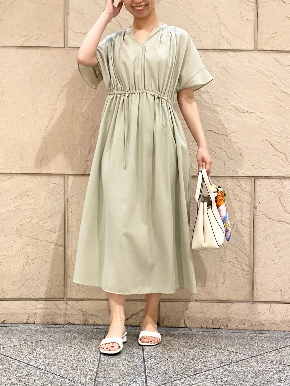 「URBAN RESEARCH ROSSO、きれいめカジュアル、ワンピース、夏コーデ、ラクチンコーデ、オフィスカジュアル、スカーフ、旅行」｜「URBAN RESEARCH ROSSO WOMENのセミシアードロストギャザーワンピース（ワンピース、イエロー系）」を使った、matsuさん（レディース・162cm）の春コーディネートの4枚目の写真