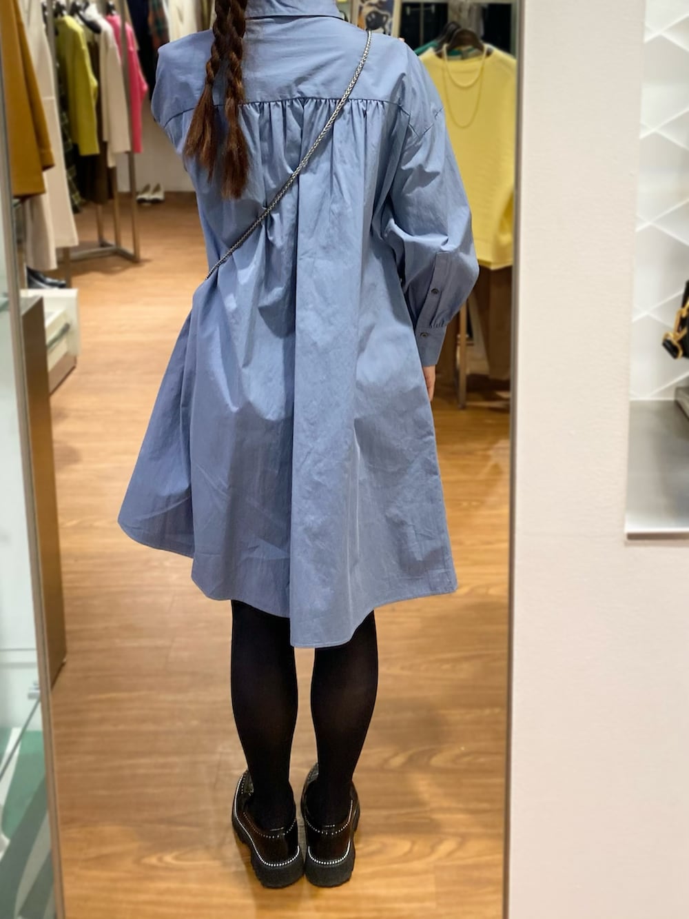 「URBAN RESEARCH ROSSO、URBAN RESEARCH、ROSSO、冬アウター、冬コーデ、きれいめカジュアル、ワンピース、シャツワンピ、ミニワンピ、ローファー、ショートコート、オトナカジュアル、オトナ女子、イエベ秋、骨格ウェーブ」｜「URBAN RESEARCH ROSSO WOMENのミニシャツワンピース（ワンピース、ブルー系）」を使った、matsuさん（レディース・162cm）の冬コーディネートの7枚目の写真