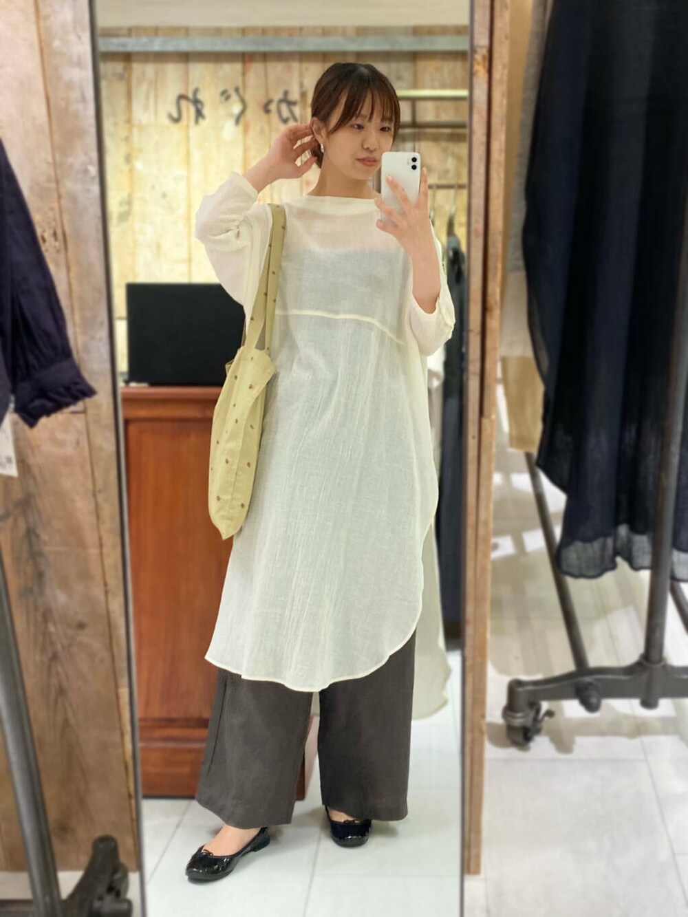 「大人カジュアル、きれいめカジュアル、パンツ、夏コーデ、休日スタイル、ROSSO、夏服、オンオフ兼用、オンオフ、20代後半、骨格ウェーブ、着映え、イエベ秋、ウェーブ×イエベ秋、骨格ウェーブ×パンツ」｜「かぐれのリネンイージーパンツ（その他パンツ、グレー系）」を使った、matsuさん（レディース・162cm）の春コーディネートの2枚目の写真
