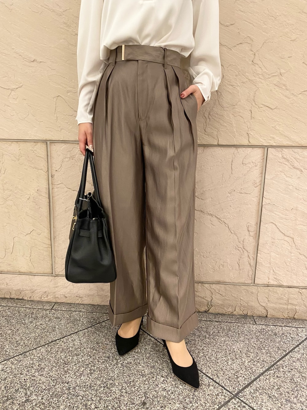 ベージュ系のその他アウター、ホワイト系のシャツ/ブラウス、ブラウン系のその他パンツを着用したレディースの冬コーディネートの5枚目の写真